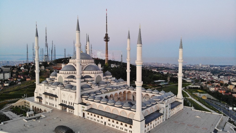 Çamlıca Camii bu sene Ramazan Bayramı’nda boş kaldı 