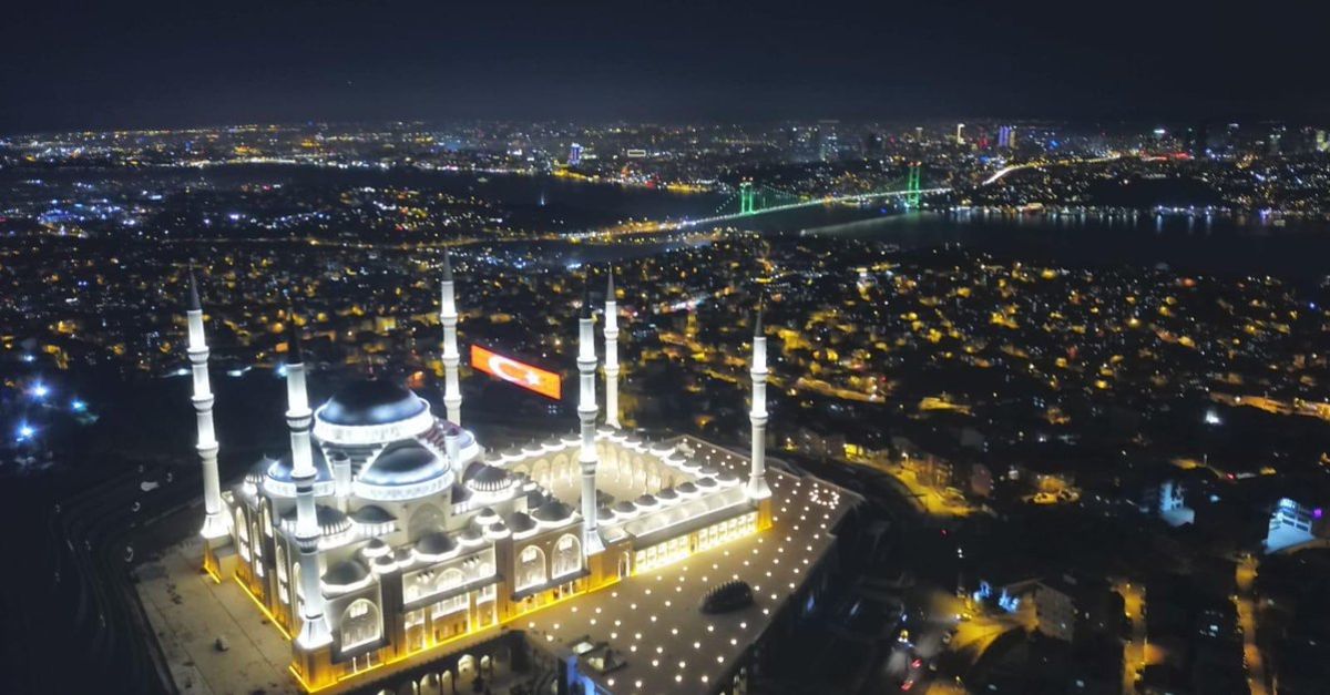 Çamlıca Camii'nde ilk ezan okundu