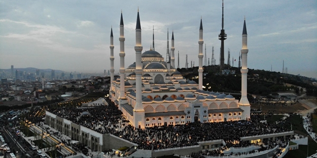 Çamlıca Camii'nde mahşeri kalabalık!