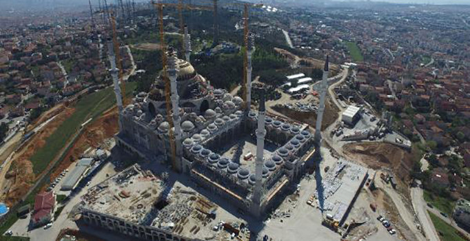 Çamlıca Camisi'nde dev kubbenin üzeri kapandı