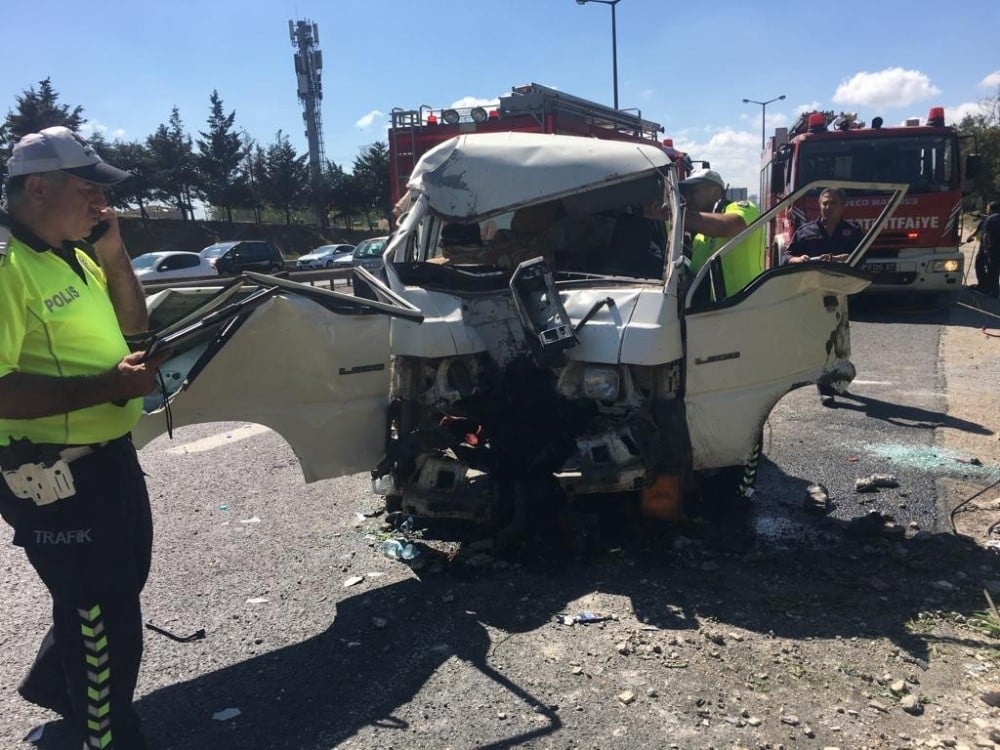 Çamlıca Gişeler’de sıkışmalı kaza: 3 yaralı 