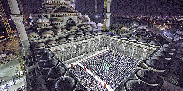Çamlıca'da namaz coşkusu