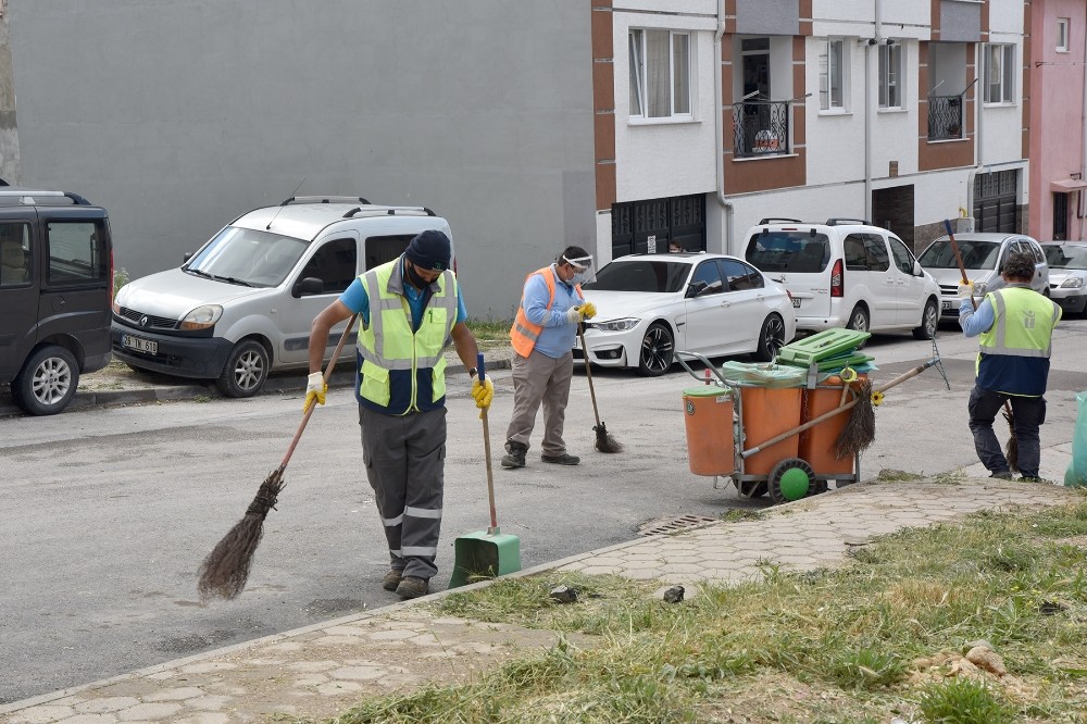 Çamlıca’da temizlik ve ot biçme çalışması 
