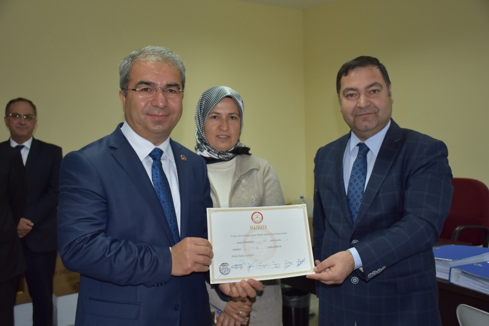 Çamlıyayla’da Tepebağlı mazbatasını aldı 