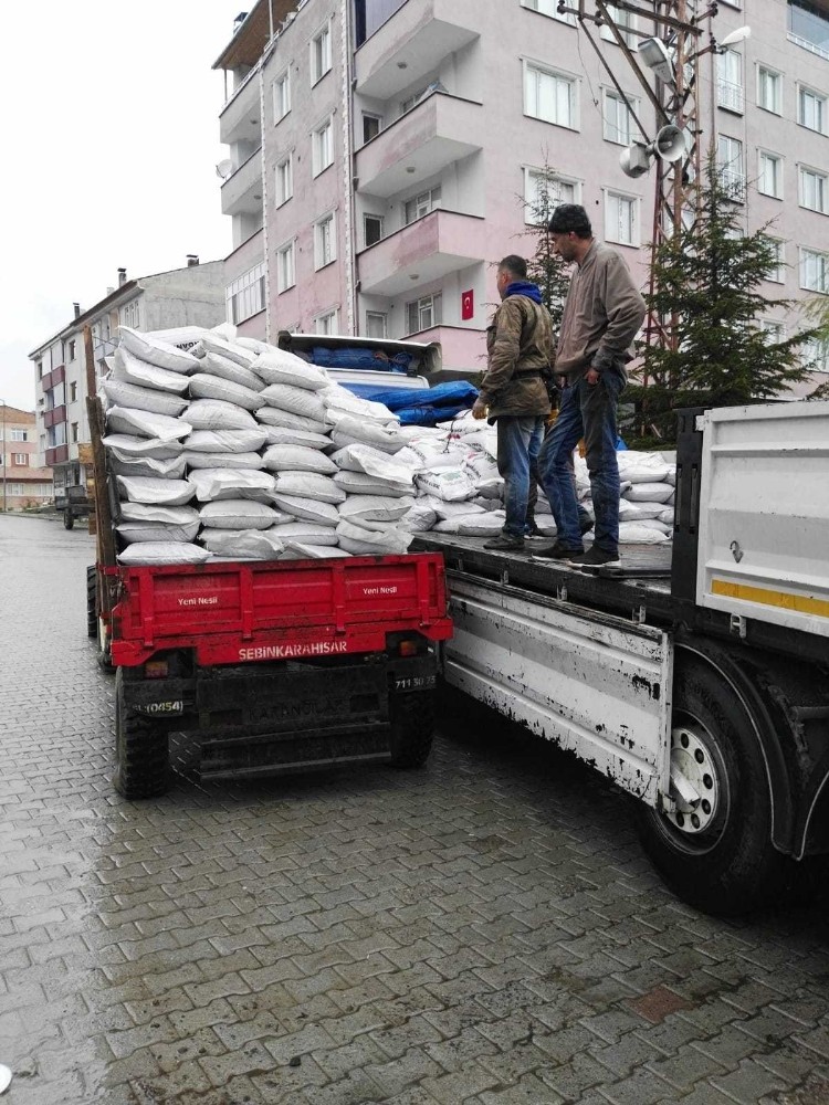 Çamoluk’ta organik tarım faaliyetleri için organik gübre dağıtımı yapıldı 