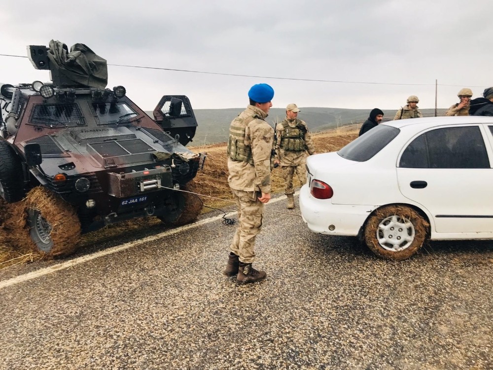 Çamura saplanan aracı jandarma Kobra ile kurtardı 