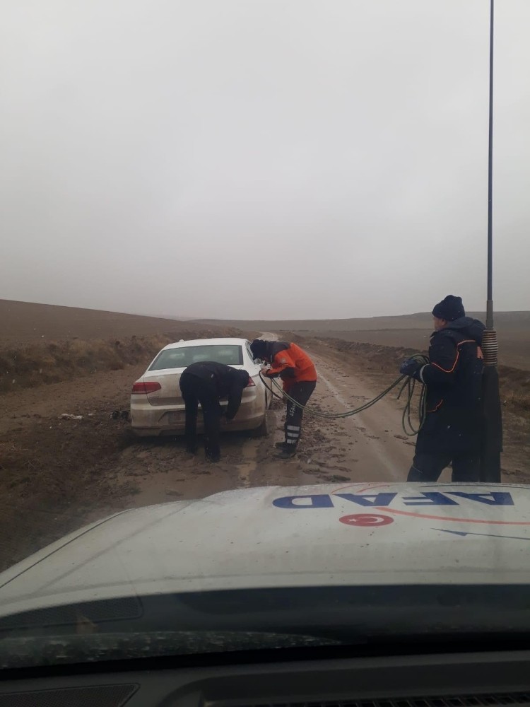 Çamura saplanan otomobili AFAD ekipleri kurtardı 