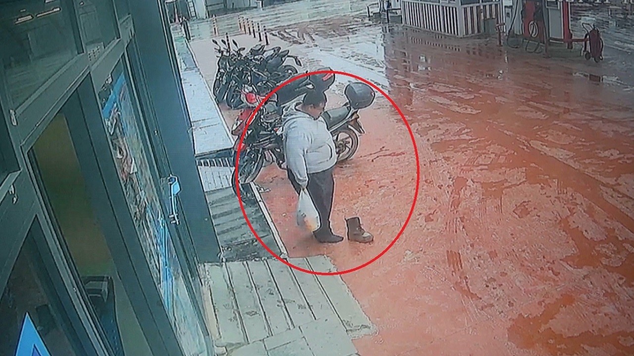 Çamurlu ayakkabısıyla girmedi! Hatay’da yürek ısıtan anlar