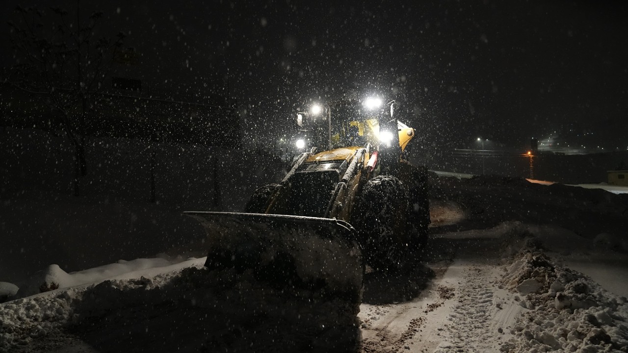 Çamurlu Mahallesi'nde karda mahsur kalan araç kurtarıldı