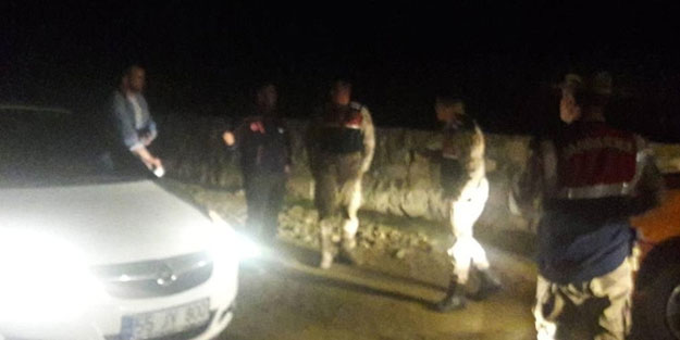 Çamurlu yolda mahsur kalan 2 kişi kurtarıldı