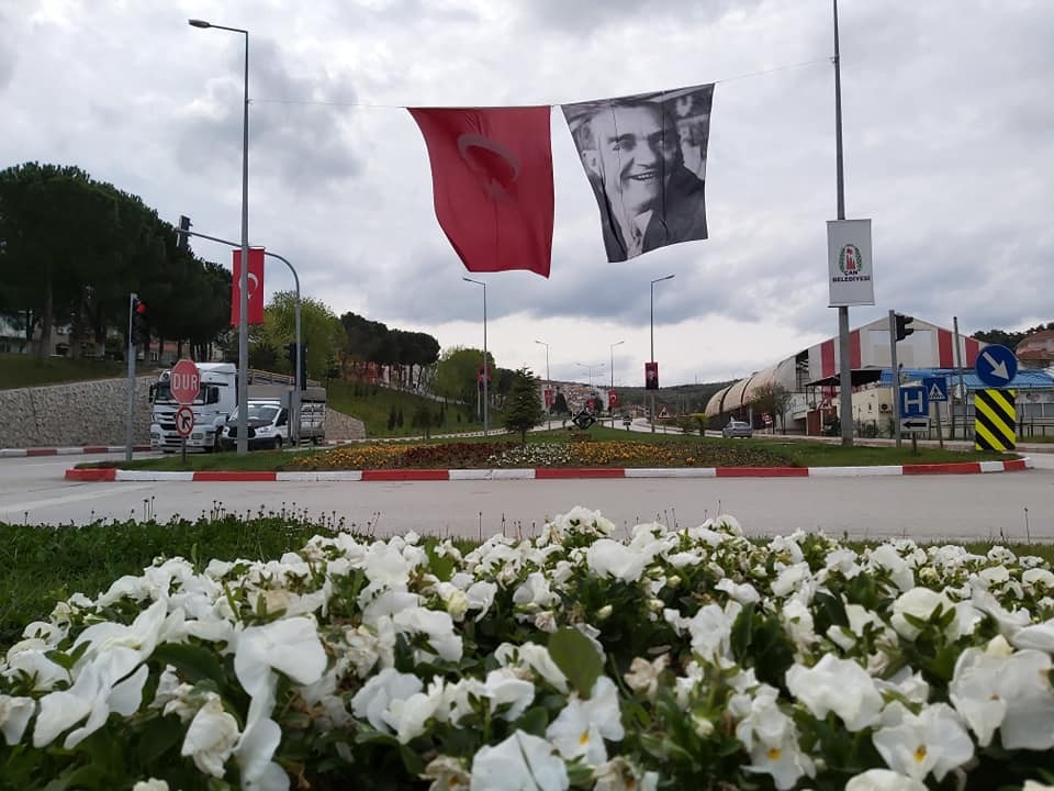 Çan bayraklarla donatıldı 