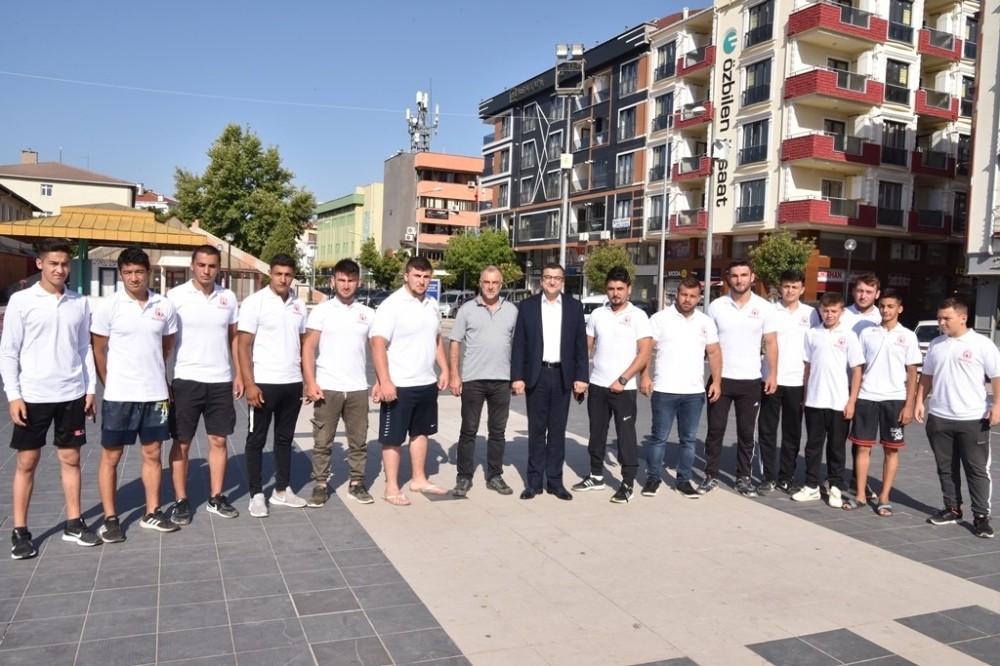 Çan Belediye Başkanı Öz, güreşçileri Kırkpınar’a uğurladı 