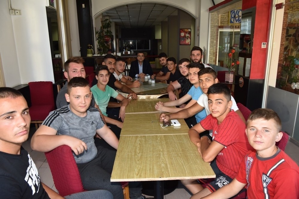 Çan Belediye Başkanı Öz’den pehlivanlara baklavalı ziyaret 