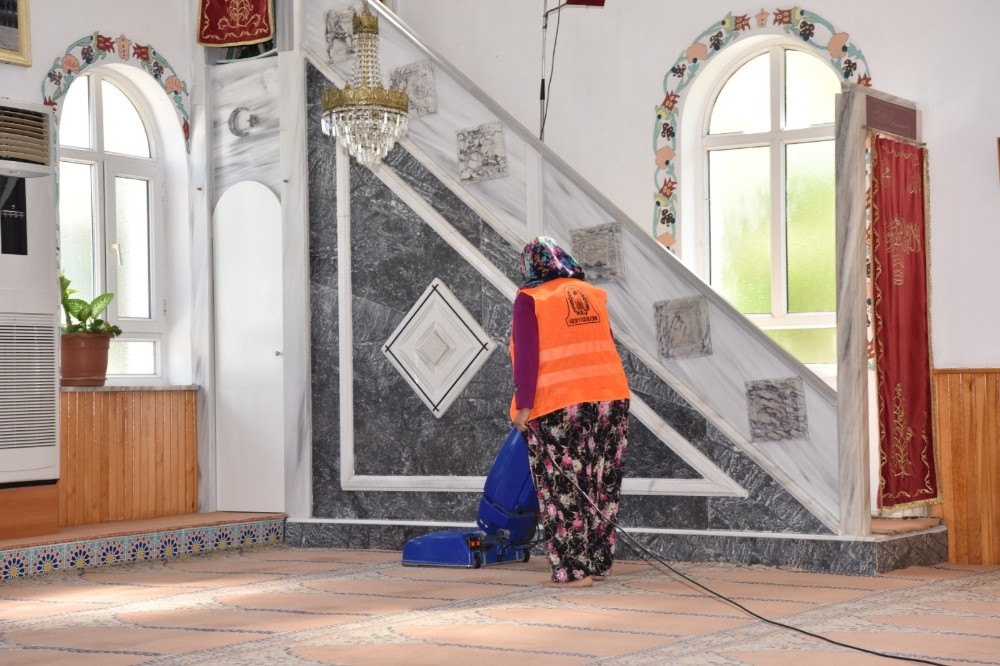 Çan Belediyesinden camilerde bayram temizliği 
