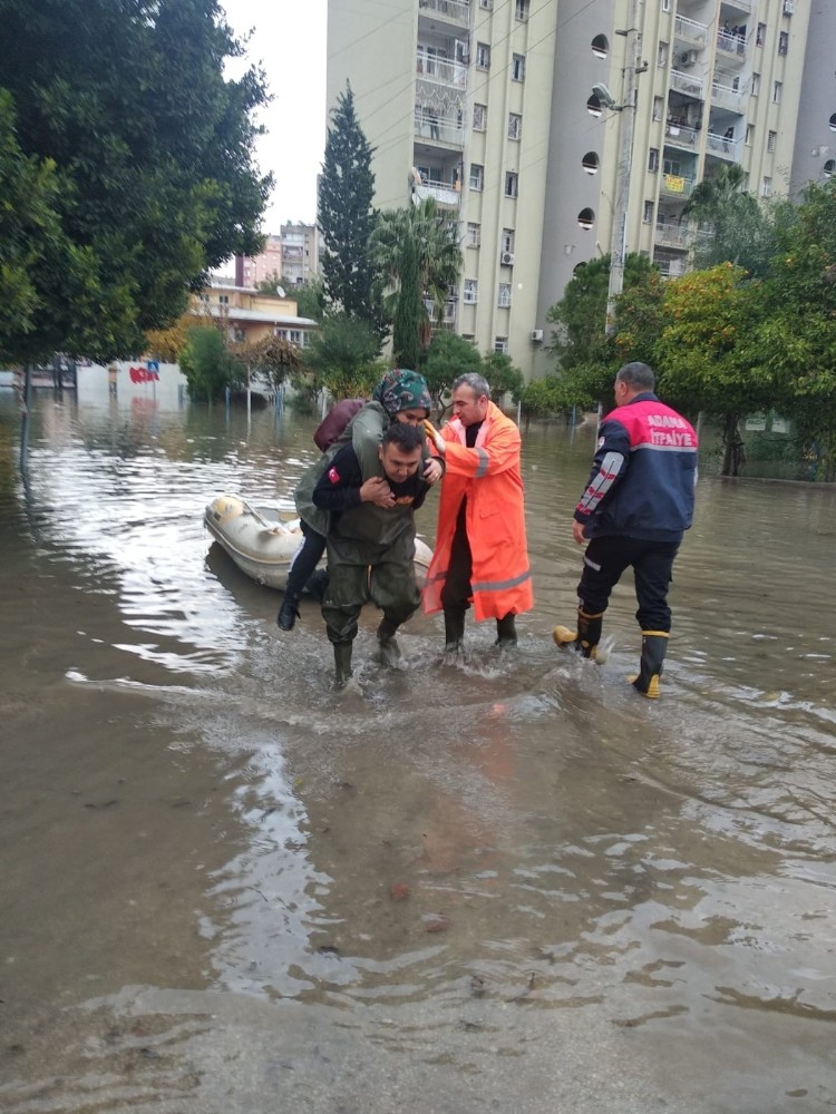 Can-Kur ekipleri vatandaşı sırtlarında taşıyıp kurtardı 