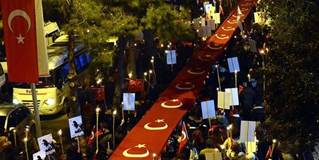 Çanakkale 1915 metrelik bayrakla yürüdü