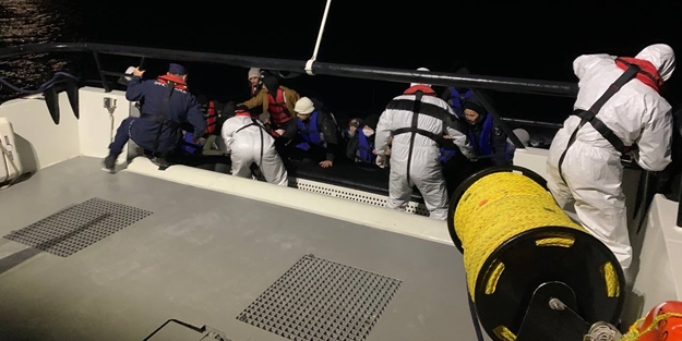 Çanakkale açıklarında 30 düzensiz göçmen kurtarıldı