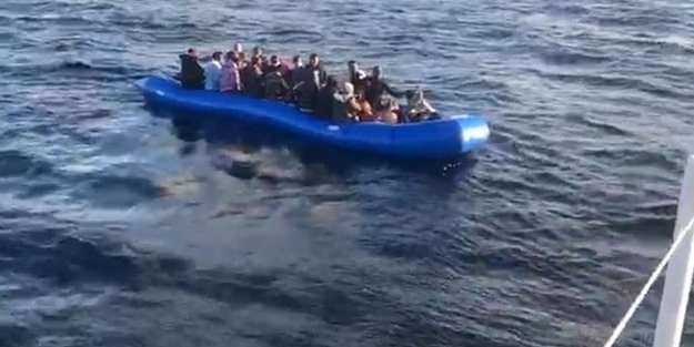 Çanakkale açıklarında 80 düzensiz göçmen kurtarıldı