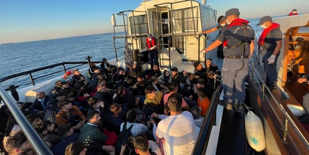 Çanakkale açıklarında 84 düzensiz göçmen yakalandı