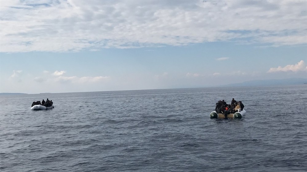 Çanakkale açıklarında 85 düzensiz göçmen kurtarıldı 