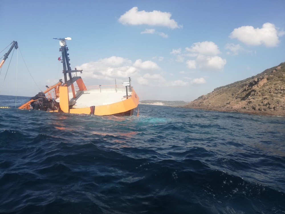 Çanakkale açıklarında karaya oturan gırgır teknesi battı 