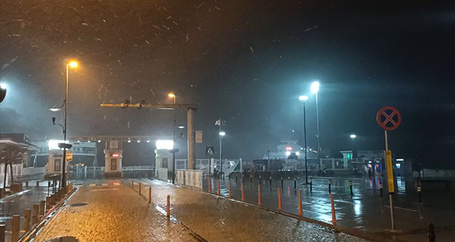 Çanakkale Boğazı yoğun kar yağışı nedeniyle gemi geçişlerine kapatıldı