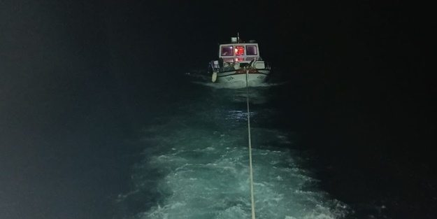 Çanakkale Boğazı'nda arızalanan tekne kurtarıldı