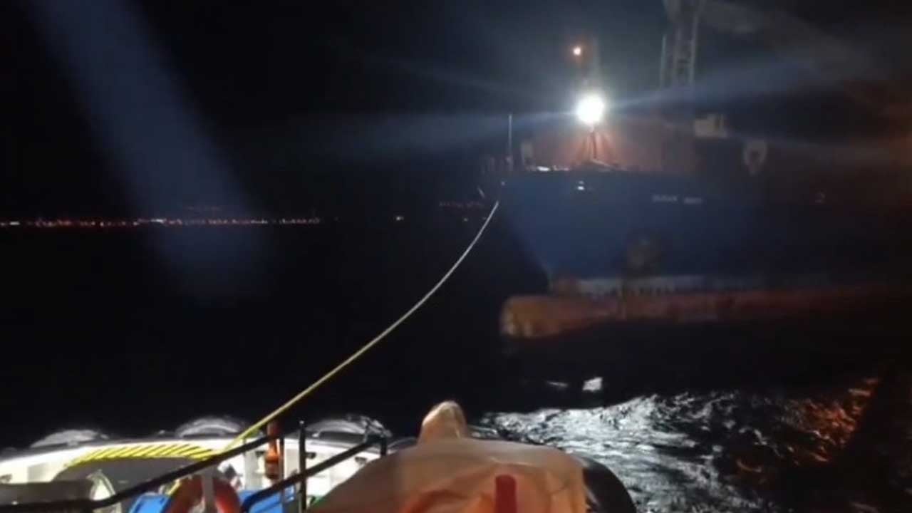 Çanakkale Boğazı’nda arızalanan yük gemisine römorkör müdahalesi