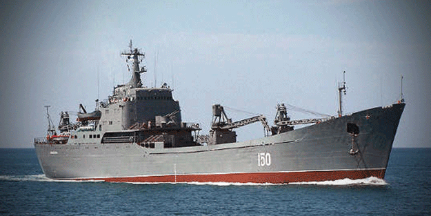 Çanakkale Boğazı'nda dikkat çeken hareketlilik! Türk güvenlik botu refakat etti