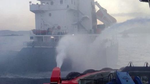 Çanakkale Boğazı gemi trafiğine kapatıldı! Yük gemisi alev alev yandı