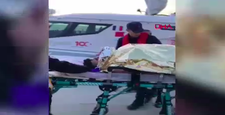 Çanakkale Boğazı'ndaki gemi yangınında 1 kişi böyle kurtarıldı!