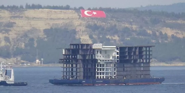 Çanakkale Boğazı'ndan 'apartman' geçti