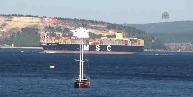 Çanakkale Boğazı'ndan Dev konteyner gemisi geçti