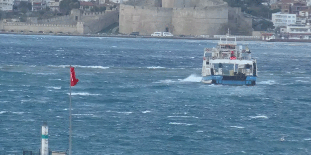 Çanakkale Boğazı'nı fırtına vurdu
