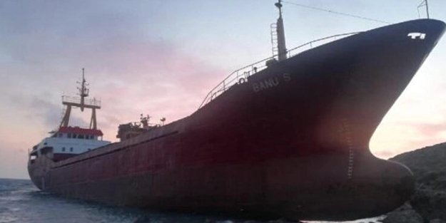 Çanakkale Bozcaada açıklarında kargo gemisi karaya vurdu!