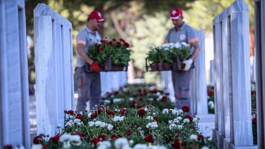 Çanakkale kahramanlarının mezarları kırmızı beyaza büründü