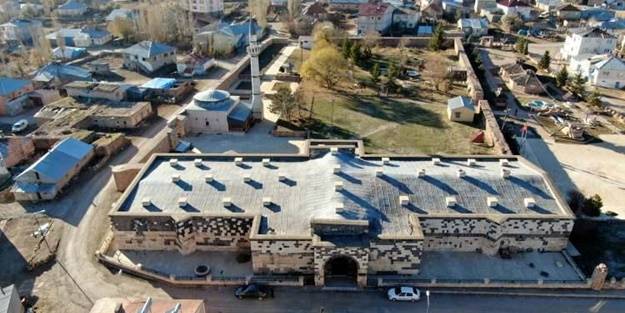 Temel bey bu kervansarayı beğenirse Sivas'a hızlı trenle gidebilir!