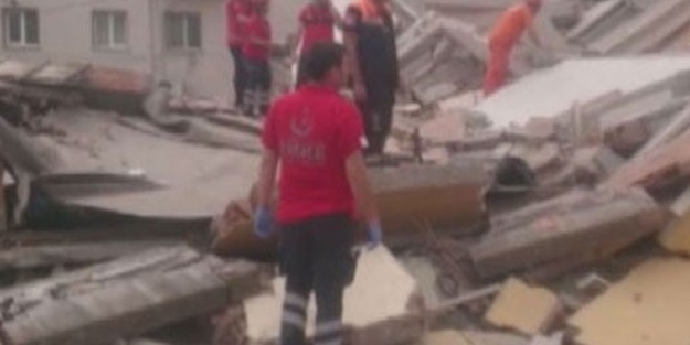 Çanakkale Lapseki'de 5 katlı bir bina çöktü!