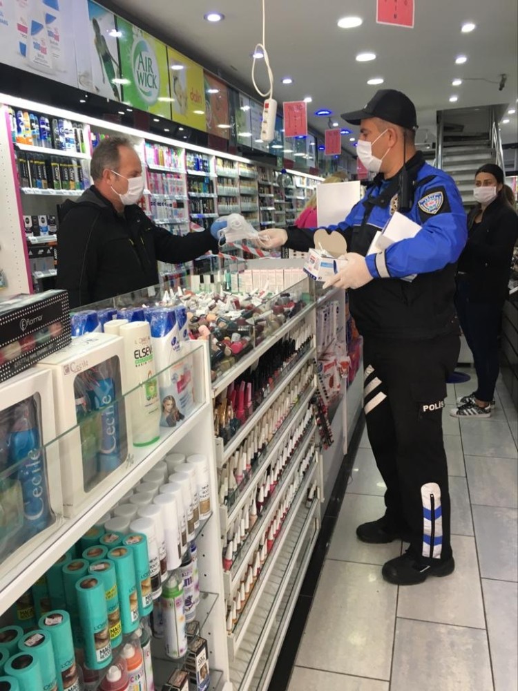 Çanakkale polisi 10 bin adet maske dağıttı 
