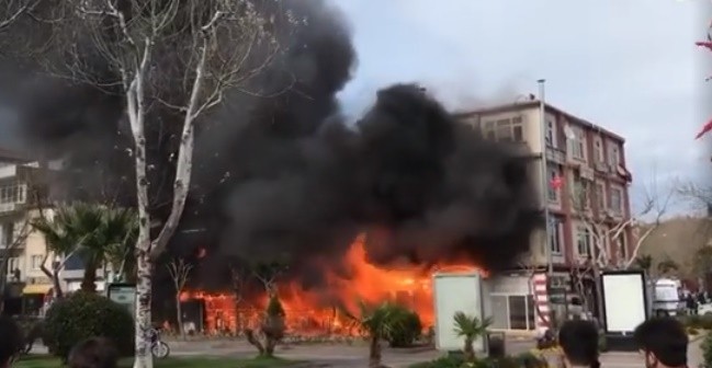 Çanakkale şehir merkezinde korkutan yangın 