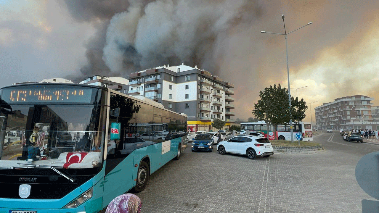 Çanakkale yangını büyüyor: Havalimanı kapatıldı, Çanakkale Boğazı'nda gemi trafiği durduruldu, köyler boşaltıldı!