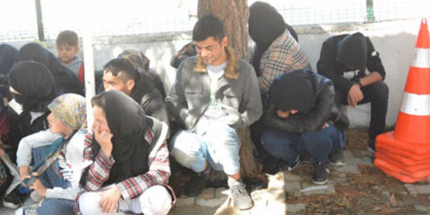 Çanakkale'de ağaçlıkların arasına saklanan 100 kaçak göçmen yakalandı