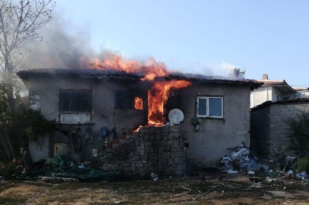 Çanakkale’de ahşap ev alev alev yandı 