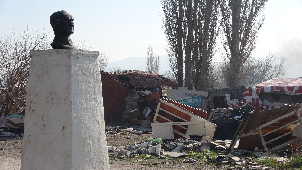 Çanakkale’de Atatürk büstü çöpler içinde kaldı 