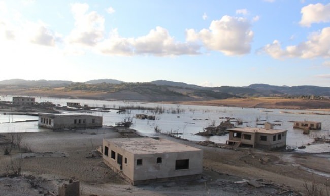 Çanakkale'de baraj suları çekilince köy ortaya çıktı