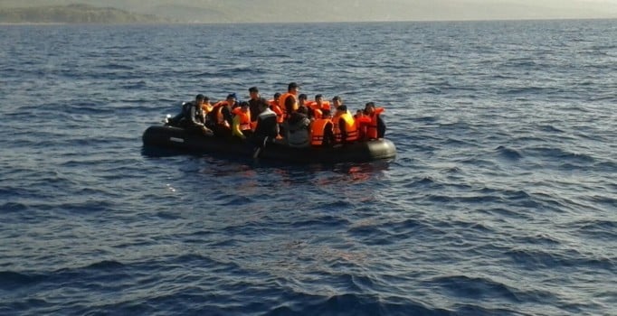 Çanakkale'de botları su alan göçmenleri Sahil Güvenlik kurtardı