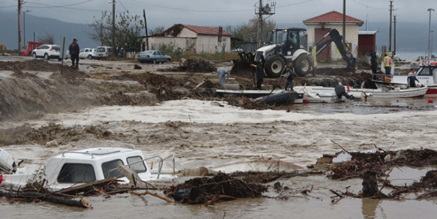 Çanakkale'de çay taştı, tekneler battı