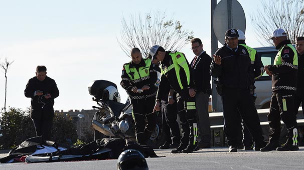 Çanakkale'de cezaevi nakil aracı ile çarpışan motosikletteki çift öldü
