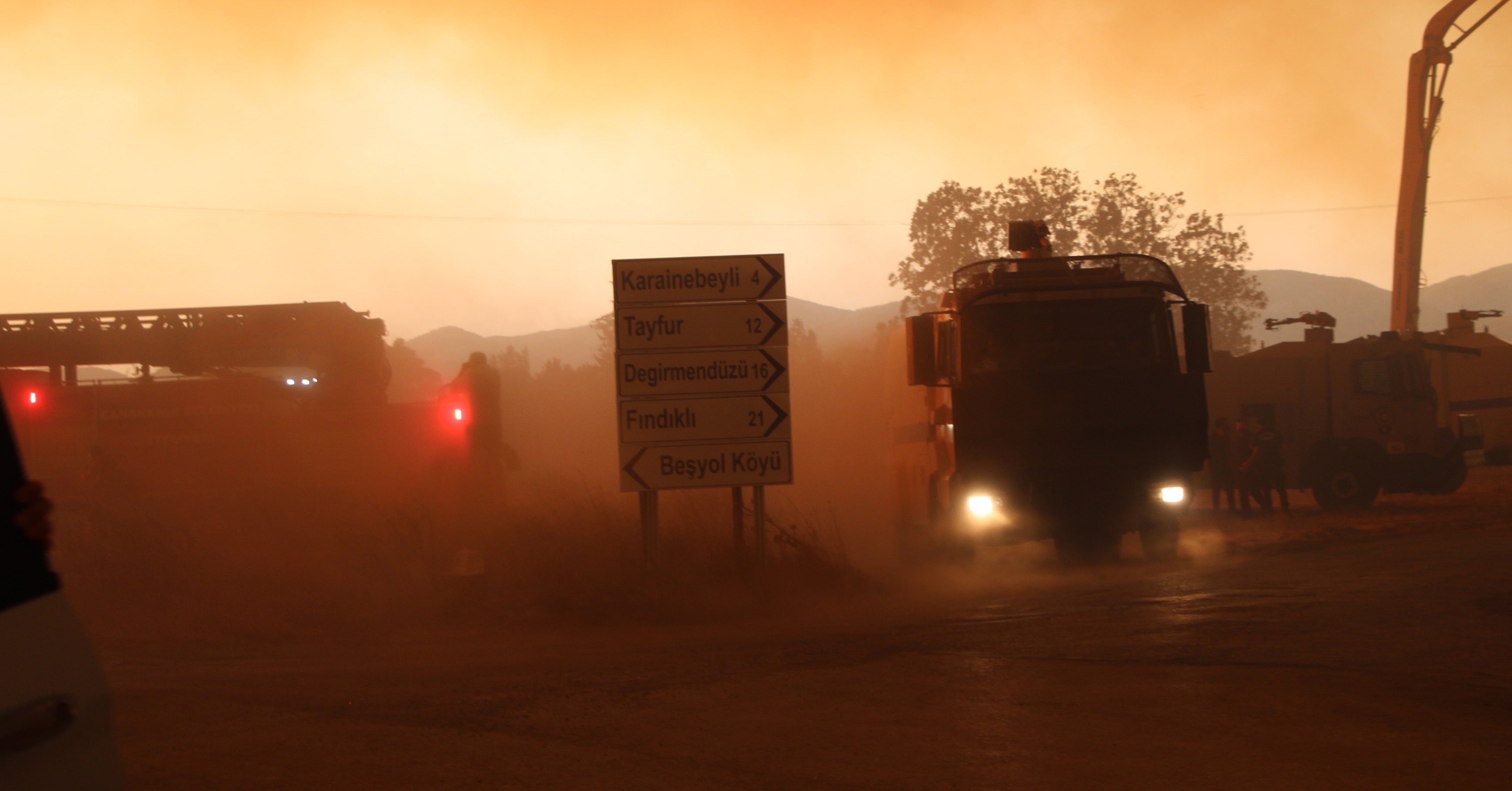 Çanakkale'de çıkan orman yangınında 5 köy tahliye edildi