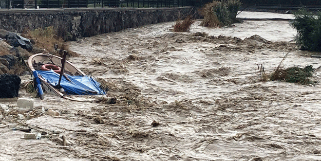 Çanakkale'de deniz suyunun rengi değişti